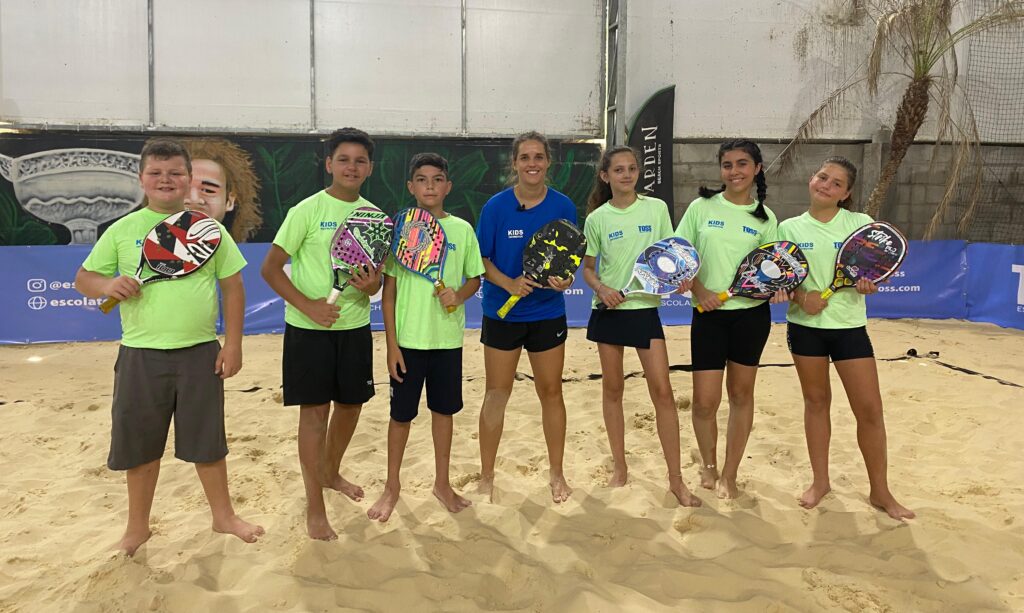 Instrutora da toss, letícia rabello com alunos de beach tennis